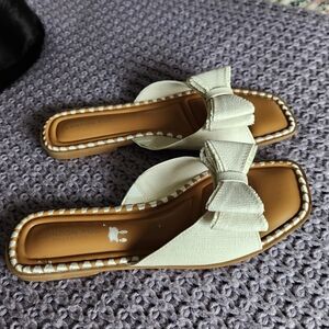 London Fog Cream Bow Sandals Sz 9.5
